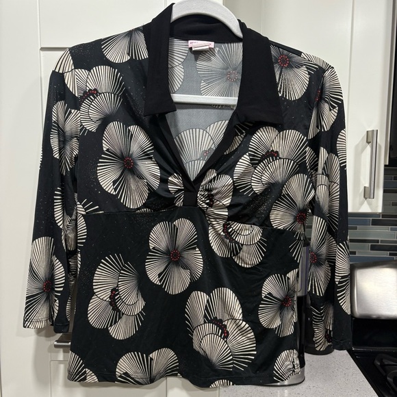 ✨3/$20 Hidden Lotus vintage top - Picture 1 of 5